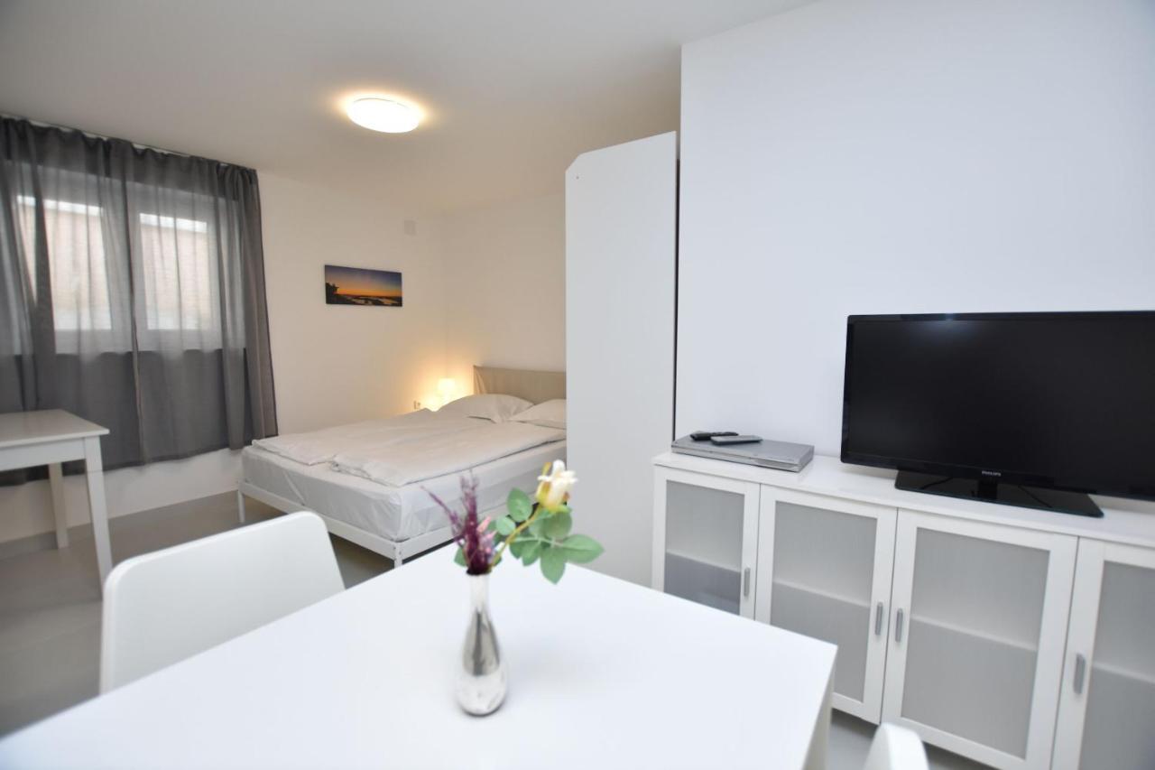 Apartments Leonardo Primošten Buitenkant foto